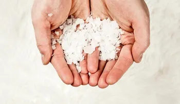 Todavía tiene tiempo: lavarte las manos con agua de sal para conseguir dinero y bienestar