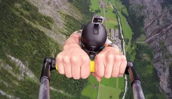 Se columpió en el aire y se arrojó al vacío en los Alpes suizos