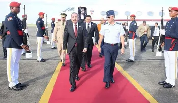 Presidente Medina retorna al país, tras su viaje a El Salvador