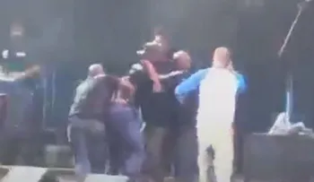  â??Residenteâ?? de Calle 13 golpea fanático que lo ahorcaba en pleno concierto