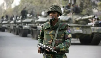 Hombres armados retienen al menos 20 rehenes en restaurante de Bangladesh