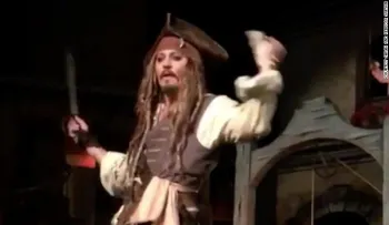 Johnny Depp aparece en Disneyland como Jack Sparrow y sus fanáticos enloquecen