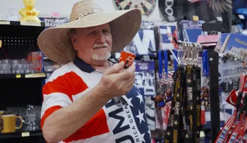 Caen las ventas en la tienda de recuerdos de Trump en Virginia por la escasez de productos importados de China