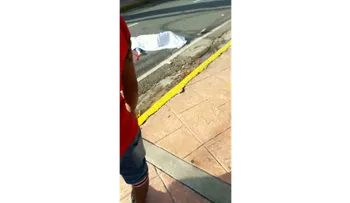 Una española identificada como Maria Rosa Pachecho, muere tras ser atrellada por un autobús; su esposo resulta herido 