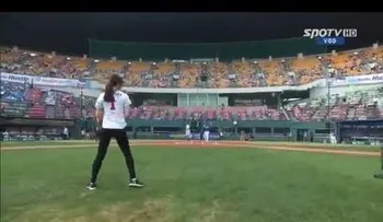 Video: Joven coreana realiza el lanzamiento más sexy en el baseball