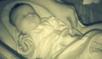 El papá se acercó para arropar a su hijo? ¡Al ver ESTO, agarró al instante la cámara!