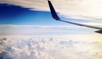 Un Boeing 777 dibuja un corazón en las nubes