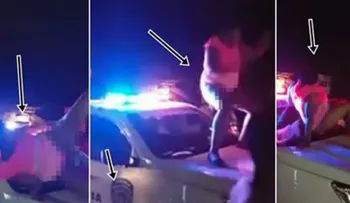 Mujer se sube en camioneta de patrulla, con el vestido encima y baila de forma provocativa