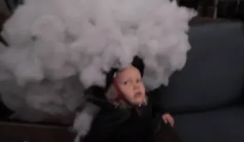 De los mejores disfraces de Halloween: la niña que se transforma en El Niño -con lluvia incluida-
