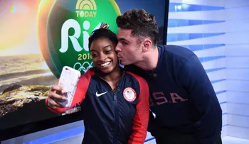 Zac Efron le cumple un sueño a la medallista olímpica Simone Biles... ¿o viceversa?