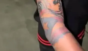 Controversia entre dominicanos y puertorriqueños por tatuaje de Dalvin La Melodía