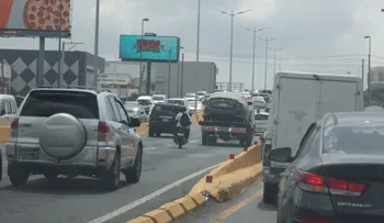 Dobles parqueos, motocicletas y limpiavidrios desafían el orden vial en Santo Domingo
