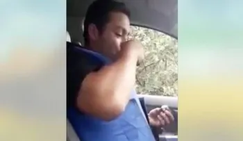 Graban policía tomando cocaína; fue separado de la institución