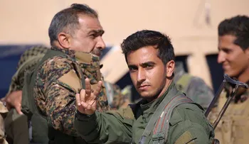 Milicias sirias, apoyadas por fuerzas estadounidenses, van por ISIS en Raqqa