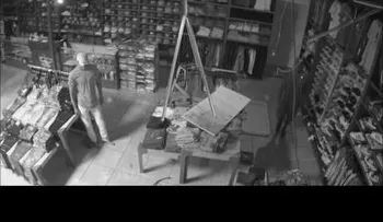 Este ladrón confió en sus limitadas habilidades y casi queda atrapado en una tienda