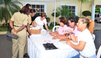 Decenas de mujeres acuden a jornada preventiva contra el cáncer