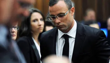 Fiscal pide a Pistorius mirar foto de novia con cabeza "explotada" por balazo 