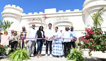 Turismo inaugura parque en Bánica y da el primer picazo para reconstrucción de aceras y contenes del entorno