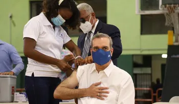 Presidente Abinader recibe tercera dosis de vacuna contra la COVID-19. "Yo quiero que no se quede ni un dominicano por vacunar...
