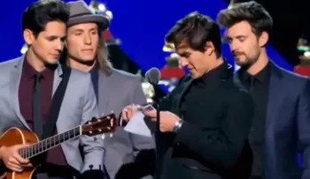 El cantante español que en los Latin Grammy no sabía que Juan Gabriel estaba muerto