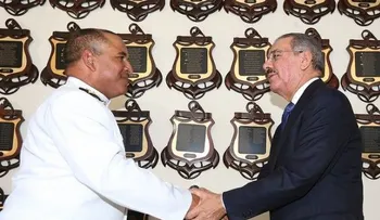Danilo Medina encabeza ceremonia graduación oficiales navales