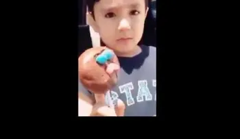 Un niño llora por que su paleta payaso salió triste