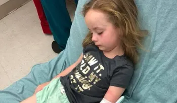 Su hija de 5 años sufrió una parálisis y supo de qué se trataba revisando su cabello
