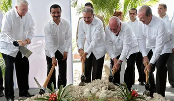 Inician trabajos construcción Centro Logístico Caucedo: Presidente Medina da primer picazo