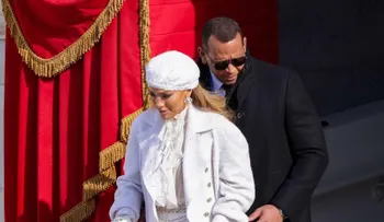 Jennifer López y Álex dicen no están separado, sino "solucionando algunas cosas" en su relación. Para el caso es lo mismo.