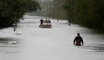 Florence se debilita a depresión tropical, pero advierten que el peligro no ha pasado