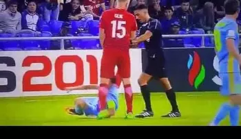 La "patadita de Dios": Un jugador se recupera "milagrosamente" tras retorcerse en el campo