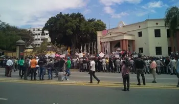 Comerciantes reclaman frente al Palacio Nacional 