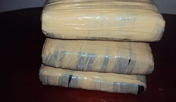 Ocupan 10 pacas de droga en vehículo en Valverde