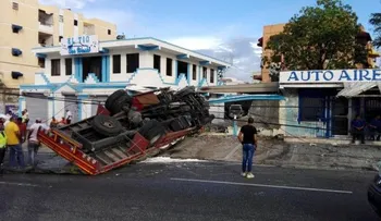 Camión cargado de arena se vuelca en la avenida Luperón