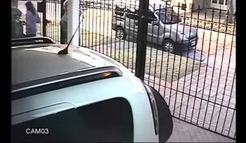La chica tuvo una genial idea para defenderse de un ladrón callejero