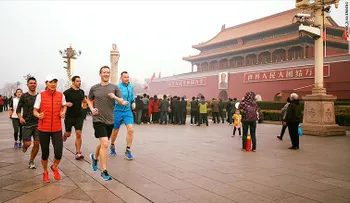 Critican a Mark Zuckerberg por correr en Beijing sin mascarilla