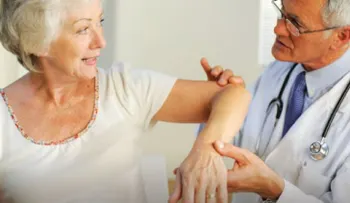 Varios factores pueden aumentar el riesgo de osteoporosis