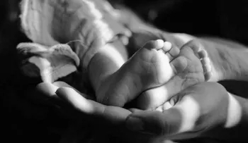 Una madre entierra viva su hija recién nacida y la devoran animales, en Brasil