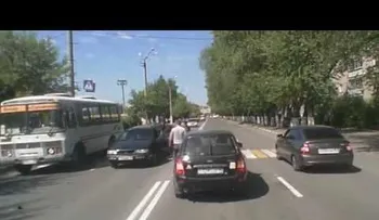 Error de escuela: Conductor desata la furia de los peatones al atropellar a una niña