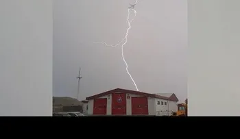 Un rayo impacta avión y luego cae al suelo (VIDEO)