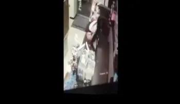 Una mujer se orina arriba del mostrador de una tienda, donde no la dejaron usar el baño (VIDEO)