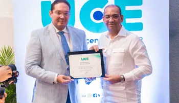 Deligne Ascención es reconocido como Egresado distinguido por la UCE