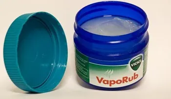 Vick Vaporub aplicado en la parte indicada y los efectos son increibles!