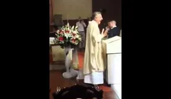Te acuerda de este cura...