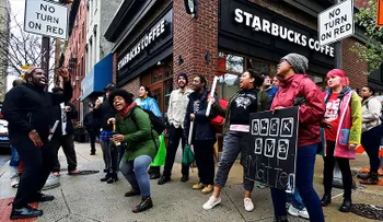 ¿Funcionará el plan de Starbucks para educar a sus empleados contra los prejuicios raciales?