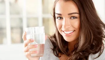 Terapia del Agua: Beneficios de tomar agua tras despertarse 