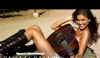 Irina Shayk tocó la guitarra en topless y escandaliza las redes sociales