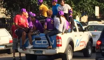 Seguidores del PLD ocupan en caravanas vehículos de medios de comunicación