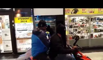 Un reportero con sangre fría: graba un robo a mano armada sin inmutarse (VIDEO)