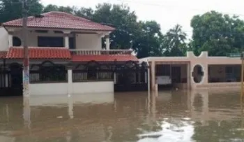 Familias quedan a la intemperie por inundaciones